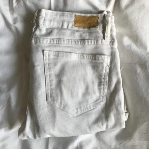 Zara jeans - Säljer mina vita zara jeans med slitningar längst ner. 