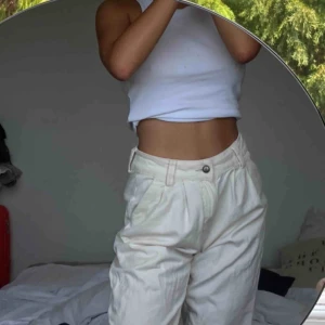  - Jättesnygga beiga byxor från Bershka. Knappt använda. (Vad som på bilden ser ut som röda sömmar är bara ljuset, de är helt beiga)