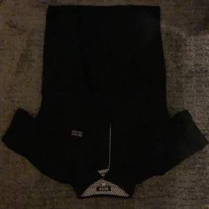 Hugo Boss Pike Storlek S - Storlek: S. Condition: 10/10. Kvitto finns ej. Köpt i en herravdelning i NK, väldigt fint skick!