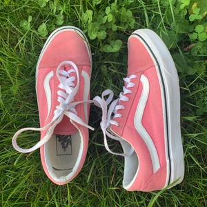Rosa vans - Superfina Vans! Sparsamt använda så dom är därför i väldigt bra skick! Kontakta mig gärna vid frågor! Pris: 150kr + frakt