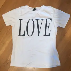 En vit T-shirt med texten ”love” ifrån ginatricot, har använts flera gånger men är i bra skick💓
