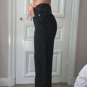 NAKD svarta jeans!  - De här jeansen sitter som en smäck, använda mycket men är fortfarande i ett bra skick, raka i benen. Fraktpriser ingår ej. Köpta för 500 kr, nypris 250. (Ser mer flare ut än vad de är)