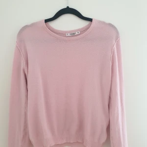 Ljus rosa tröja - Ljusrosa tröja i bomull från pull and bear. Strl L men sitter bra på en S elr M