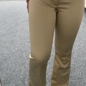 Zara - Beiga/guldiga byxor från Zara. Storlek 36 men de sitter som en 34. Jag är även 165. Frakt ingår i priset! 