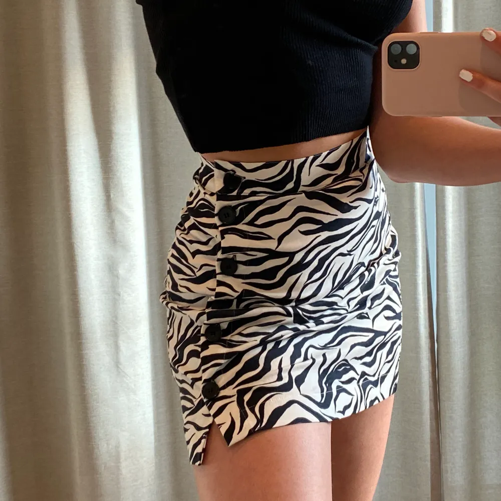 jätte snygg zebra kjol ifrån HM, aldrig använd, i storlek 34 och prislappen är kvar!💕lägg gärna bud!. Kjolar.