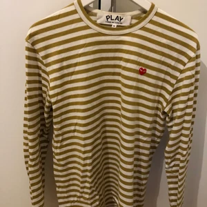 Cdg tröja, oanvänd  - Säljer min cdg tröja som jag köpt på NK för 1500kr