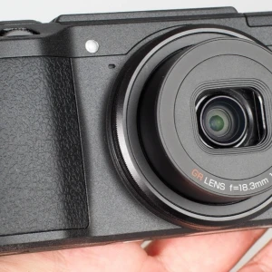 Digitalkamera RICOH GR 2 - Den som är sugen på att köpa sig en riktigt bra kamera! Kolla in denna. Ricoh GR 2! Har inget behov av att fotografera längre och känner att den behöver en ny ägare. Köpte den för ca 7000 kr och säljer den för 2500 kr nu. Den har använts max 5 gånger och är i riktigt bra skick. :) Det ingår laddare, usb sladd, kameraväska och ett minneskort på 32 gb. En väldigt nybörjarvänlig kamera och Ricoh är ett bra märke också. Har du frågar, pma mig😀