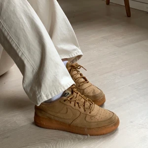 nike airforce i mocka - airforce i brun mocka som jag köpte för ett tag sedan! hål på insidan av hälen men inget som känns av, jag har aldrog haft energin själv att rengöra dom på utsidan så om man vill göra det själv blir som säkert som nya! startpris är 100kr! vill du lägga bud så gör det i kommentarsfältet💕