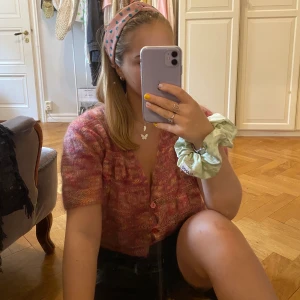 Stickad kofta - 👛👒🌷 säljer min stickade kofta för 100kr, köparen står för frakten 🥰