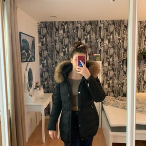 Vinter jacka Saki  - Säljer min Saki vinterjacka. Jag har andvänt den  en vinter. Äkta kanin päls. Säljer den pga att den är för liten. Den har 2 små hål som går och sy ihop