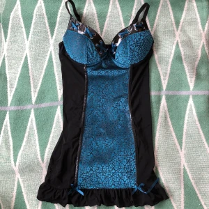 Topp - Snygg topp men volanger nedtill. Går precis över rumpan🥰