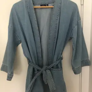 Jeans Kimono från KappAhl ( har använd bara tre gånger). Frakt tillkommer på 60 kr