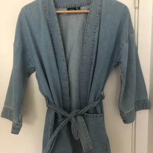 Jeans Kimono  - Jeans Kimono från KappAhl ( har använd bara tre gånger). Frakt tillkommer på 60 kr
