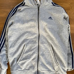 Adidas Zip hoodie  - Helt som ny och väldigt skön och varm! Dock är den jävligt bra att va ute o springa med ! 