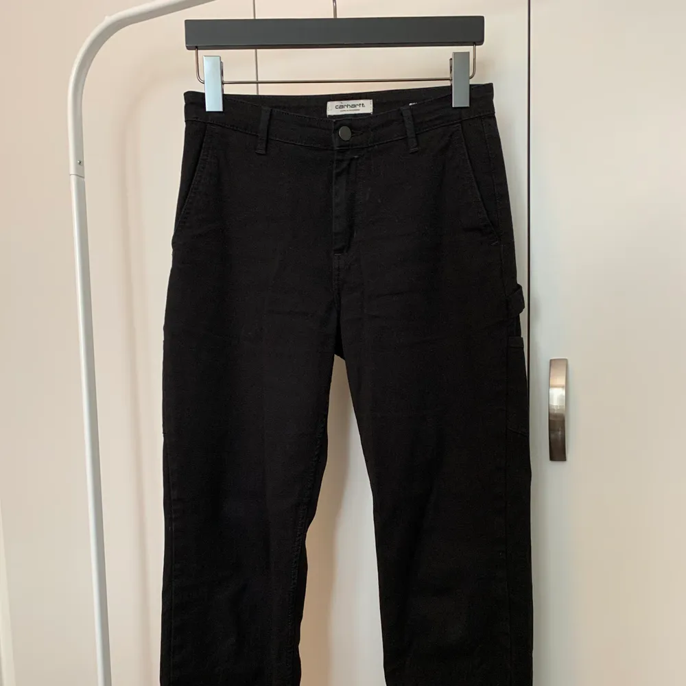 Boyfriend jeans från Carhartt storlek 26 (ungefär storlek 36). Sparsamt använda och i mycket gott skick. Flera fickor på nederdelen av benet. Skickas spårbart med Schenker (+59kr) eller avhämtning i Stockholm.. Jeans & Byxor.