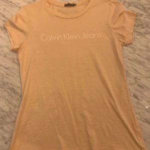 Calvin Klein t-shirt  - Passar även som S. 