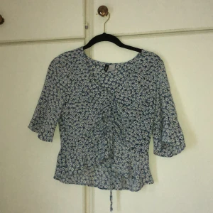 Scrunch up blus  - Jättesöt och sällan använd, hör av dig om du vill ha bild på. Köpt på h&m i somras
