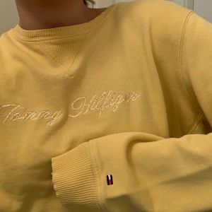 Vintage Tommy Hilfiger  - Gul croppad tröja från Tommy Hilfiger köpt i en Second Hand-butik i Tokyo. Har några fläckar som endast syns om man kollar nära & noga, går att se på bilderna:)