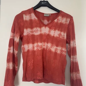 Speciell tröja  - Riktigt speciell tröja med snygg urringning, 70-tal! Köpt vintage. 