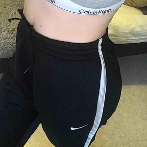  - Super snygga basketball byxor från Nike ❤️❤️ super sköna och sitter sååå bra 🥰🥰 inköpt på 90-talet för  800 kr 