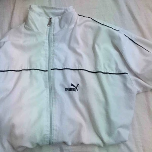  - Vit mjuk puma vinjacka, sitter snyggt oversized på mig med M i storlek, men skulle säga att den är en större L i storlek.