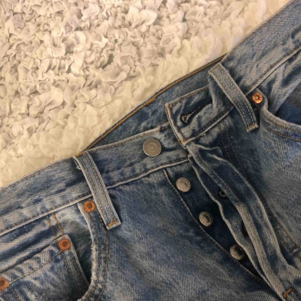 Säljer mina Levis jeans 501. Kommit till användning 3 gånger ungefär, frakt tillkommer! . Jeans & Byxor.