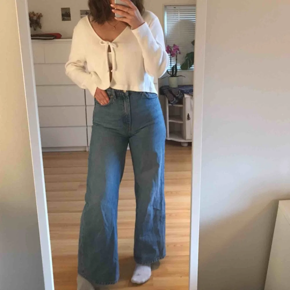 Jeans från Weekday i modellen Ace, bra skick och inga skador. Frakten ligger på 73kr 💛. Jeans & Byxor.