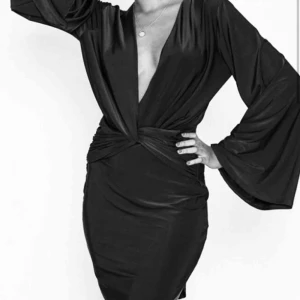 Klänning - Svart festklänning med vida ärmar, från Nelly. Storlek XS. Passar som XS/S. Endast använd en gång.