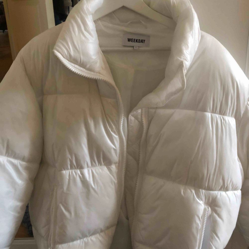 Säljer denna snygga vita puffer jacket från weekday! Varm och perfekt till vintern. Har en innerficka och resårband. Använd någon fåtal gång. Kan mötas upp i Stockholm , eller skicka, men då står köparen för frakt! Nypris 800 kr❄️☃️💙. Jackor.