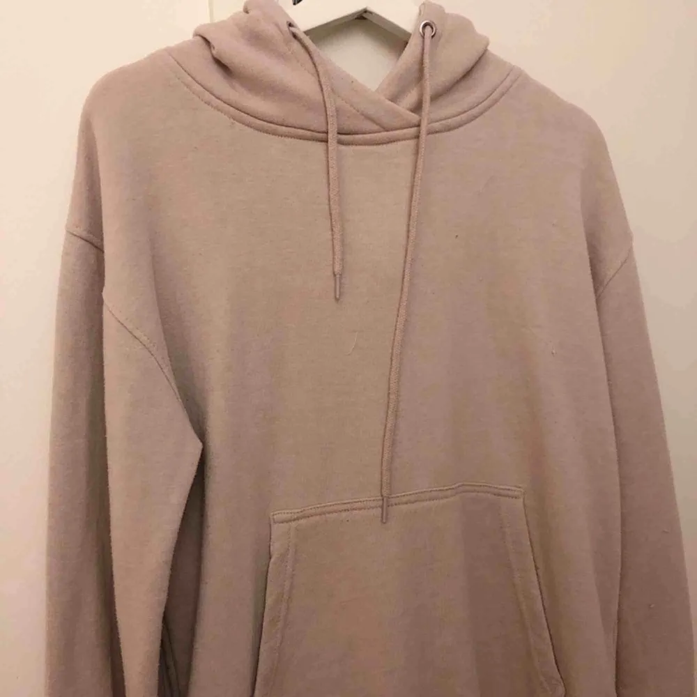 Beige hoodie med lite vidare ärmar, jättemjuk och mysig inuti. Knappt använd :) + fraktkostnad. Hoodies.