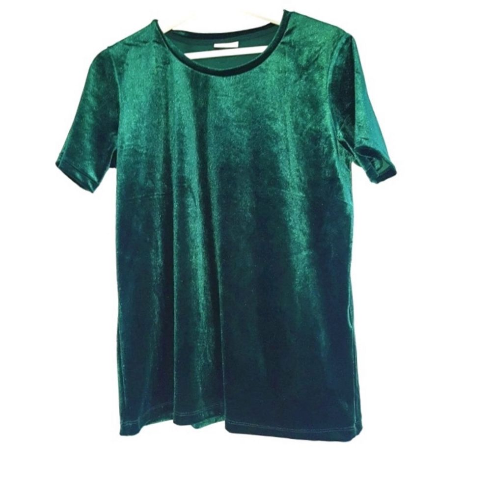 Smaragdgrön sammetströja. Superfin och trendig. Frakt tillkommer på 27 kr ❤. T-shirts.