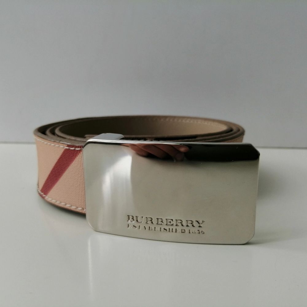 Burberry belt, excellent condition, authentic,                size: look the last pics, write me for more info and pics. Accessoarer.