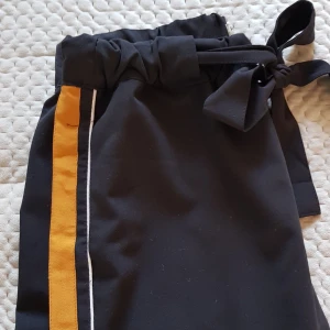  - Snygg kostymbyxa med rand längs sidosömmen 