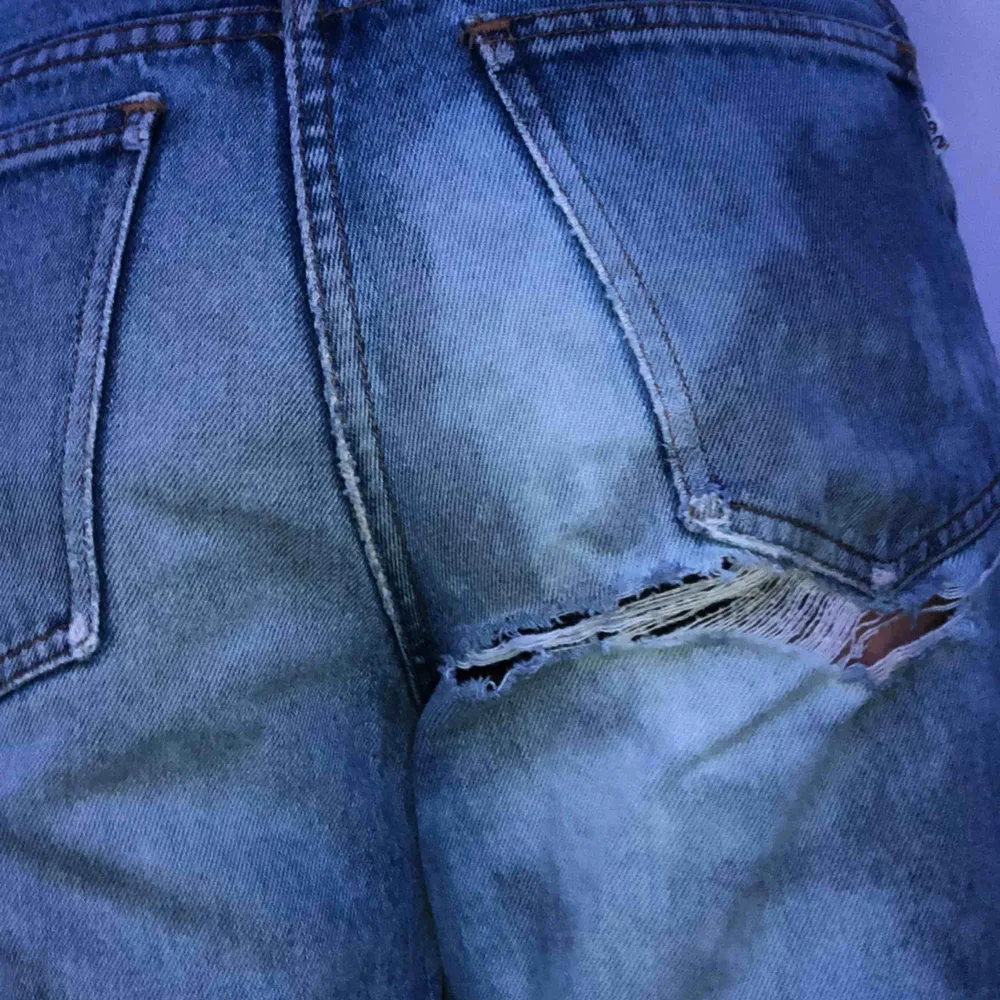 Ett par asballa jeans som jag köpte på humana för ett år sen som jag sedan blekte ena benet på. Tyvärr är det ett ganska stort hål under bakfickan, men annars gott skick. Möts i sthlm annars står köparen för frakten :). Jeans & Byxor.