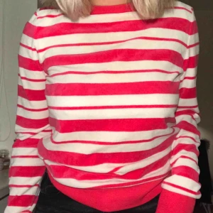  - Superskön rosa och vit randig sweatshirt från & Other Stories! Mjuk och fin💕