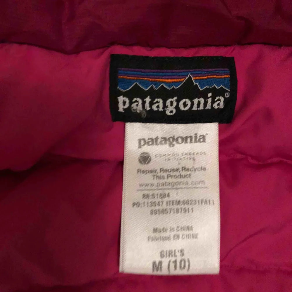 Jätte fin rosa dunjacka från patagonia! Rätt så tunn men varm Mörk rosa med ljusare färg inuti För barn i storlek M (10 år) . Jackor.