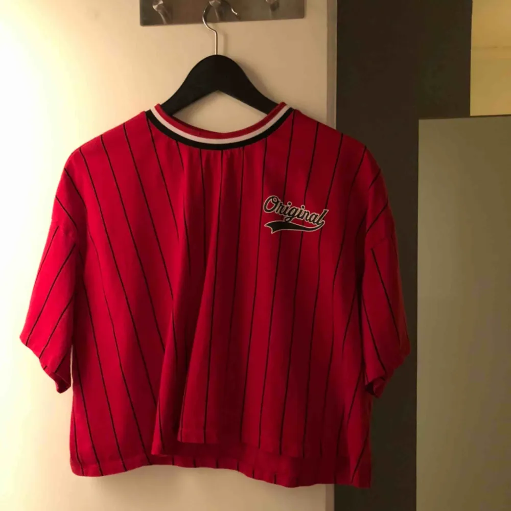 Baseball inspererad magtröja från H&M med tryck på baksidan, använd 1 gång. Bra skick, köparen står för frakten. T-shirts.