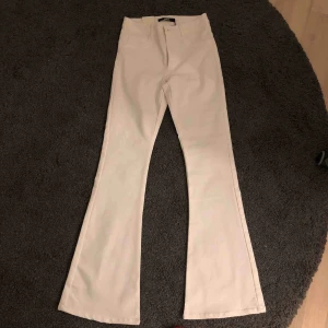  - Säljer ett par fina vita bootcut från bikbok. Aldrig använda och prislappen är kvar! Nypris är 400 men jag säljer för 150. Kan skickas mot frakt eller mötas i bjärred, lomma, Lund :)