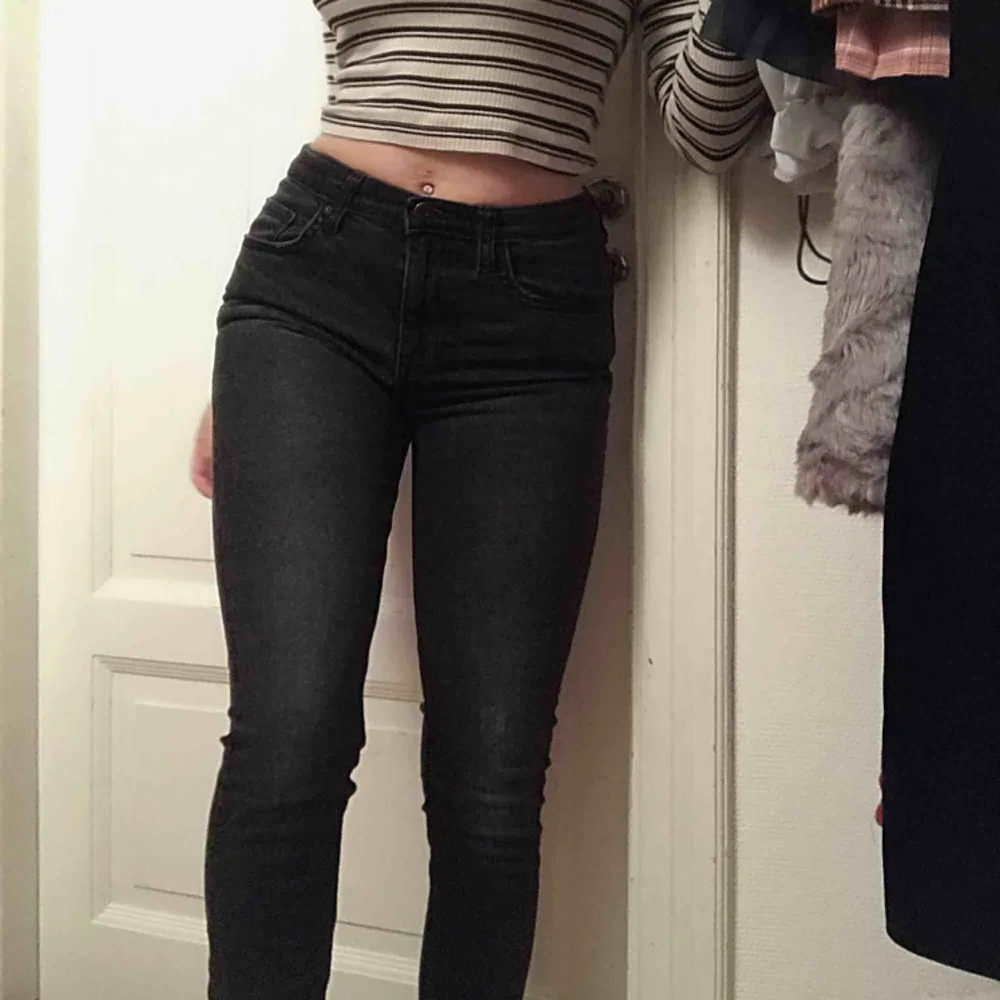 Svarta DENIM ”slim stretch” jeans köpta på killavdelningen (men ser snygga ut på tjejer också som ni kan se)  . Jeans & Byxor.
