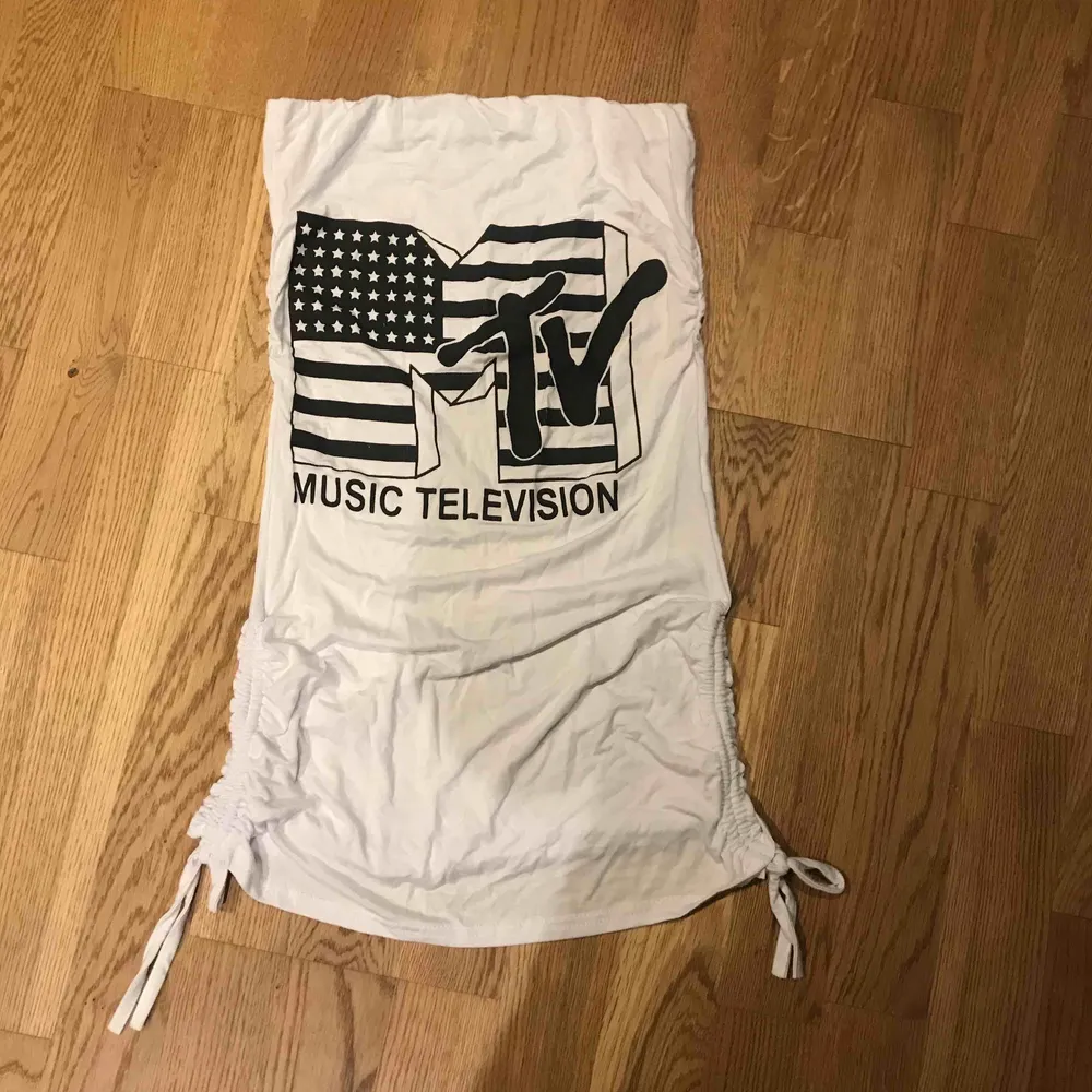 MTV- retro top, axelbandslös  Köparen står för frakt . Toppar.