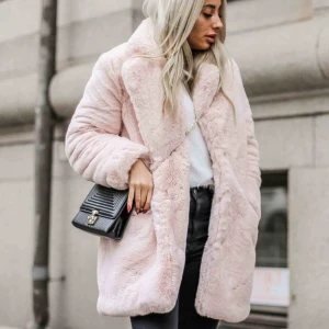 Ljusrosa fuskpäls  - Ljusrosa fuskpäls i mjukt material från Affingos.com. Säljs inte längre. Storlek M men passar XS/S beroende på hur man vill att den ska sitta. Nyskick!