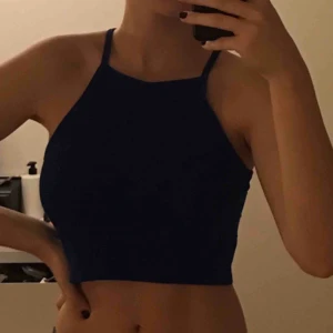  - klarblått kort linne, supersnyggt till sommaren! Storlek S men passar xs & m också beroende på hur tajt man vill att det ska sitta Köpare står för frakt