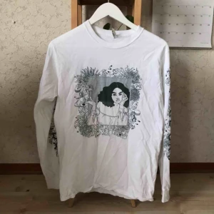  - Supercool tröja som jag har köpt av en tjej på instagram som hon själv har ritat. Den har tryck på bröstet och båda ärmarna.