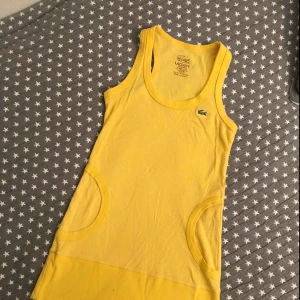  - Lacoste topp. Jätte fin färg, passar bra med ett par jeans eller en kjol. 