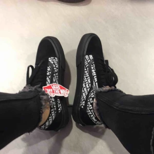  - Vans Old Skool med vitt ”klotter” på. Köpte skorna med det vita klottret i London. Använt ett fåtal gånger men fortfarande i bra skick. Frakt tillkommer inte