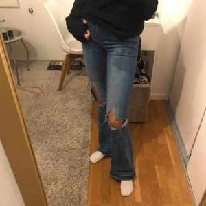  - Super snygga bootcut jeans från zara med hål på knäna. 