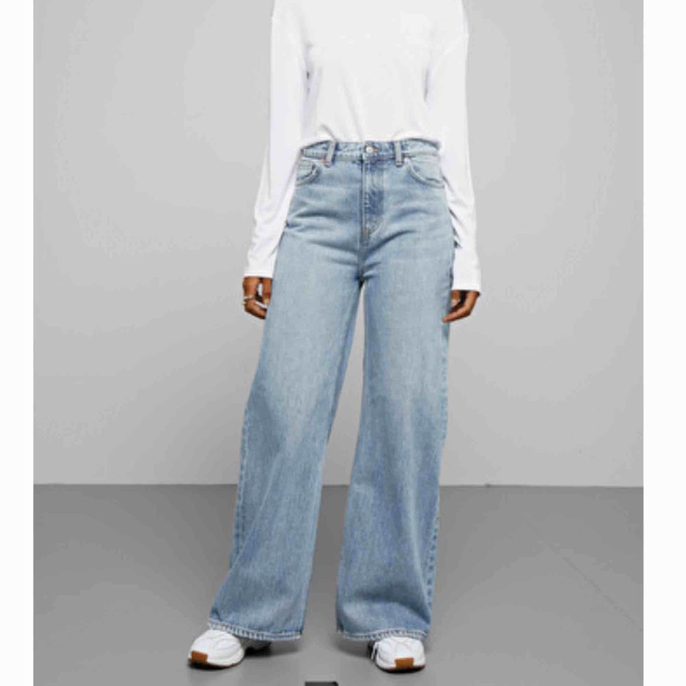 Säljer motvilligt mina Ace jeans från Weekday då dem har blivit för små. Bredden är 24 och längden 32. Jag är 168 och tycker dem är perfekta i längd. Färgen är san fran blue. Skickar gärna fler bilder!. Jeans & Byxor.