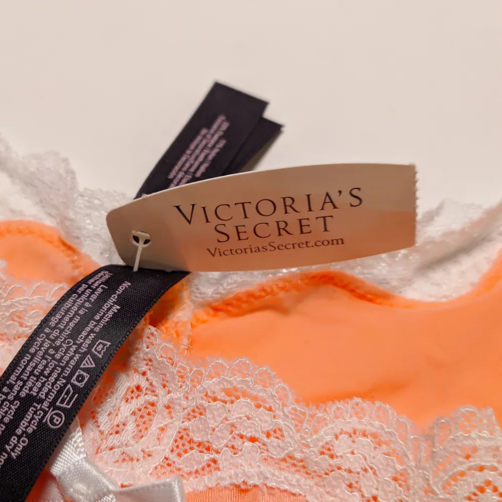 Helt nya trosor från Victoria's Secret. Såklart aldrig använda. Etikett kvar.   Present som aldrig kommit till användning helt enkelt.  🌹50 kr för båda,  18 kr i frakt 💌 . Övrigt.