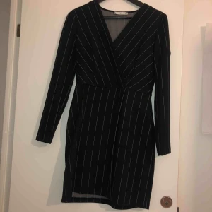  - Finfin klänning som kan användas både till fest och vardags, storlek S. Använd nån enstaka gång