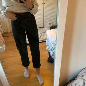  - Ett par helt nya byxor som jag köpte i Spanien i somras som tyvärr va försmå för mig! Priset kan diskuteras!☺️